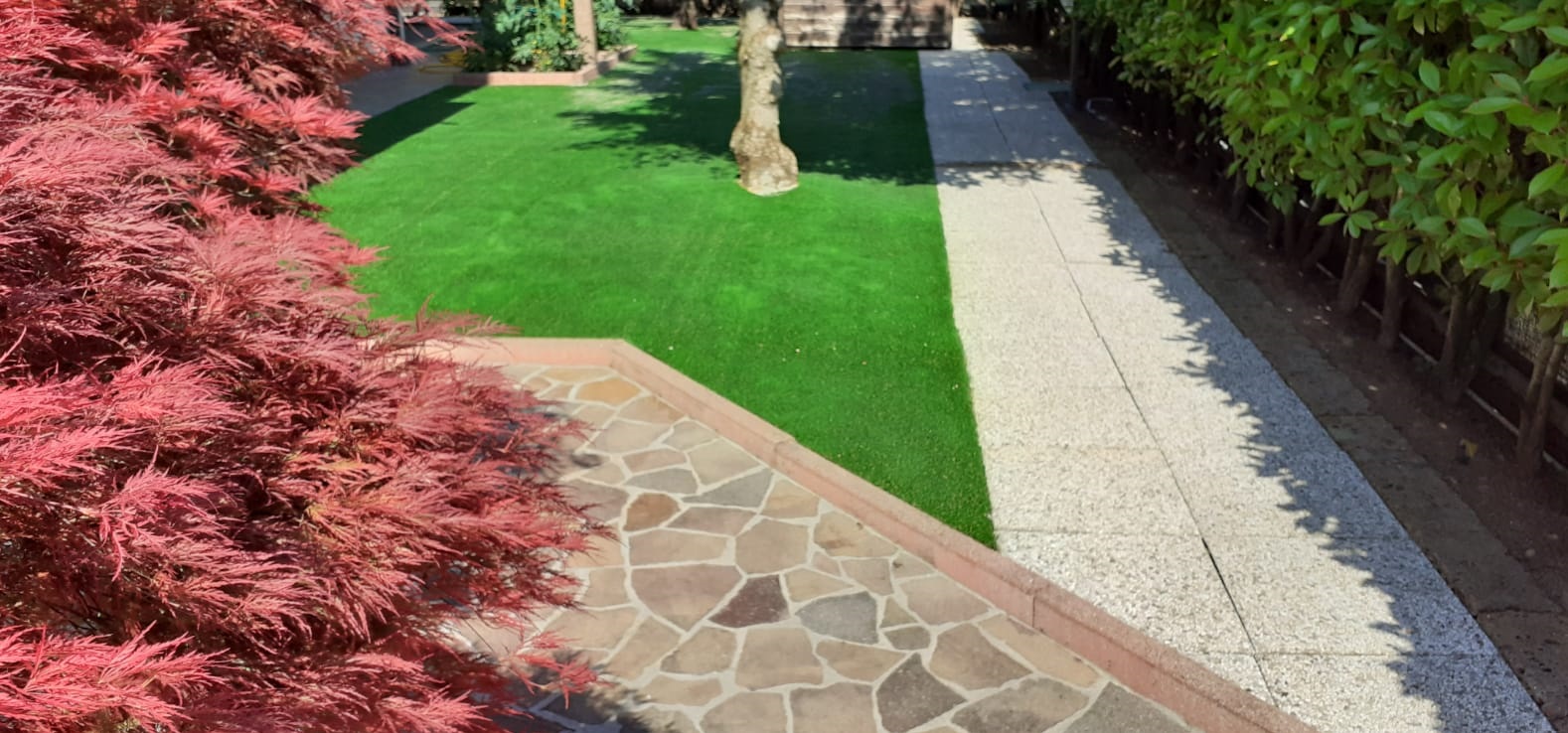 Prato sintetico prima e dopo