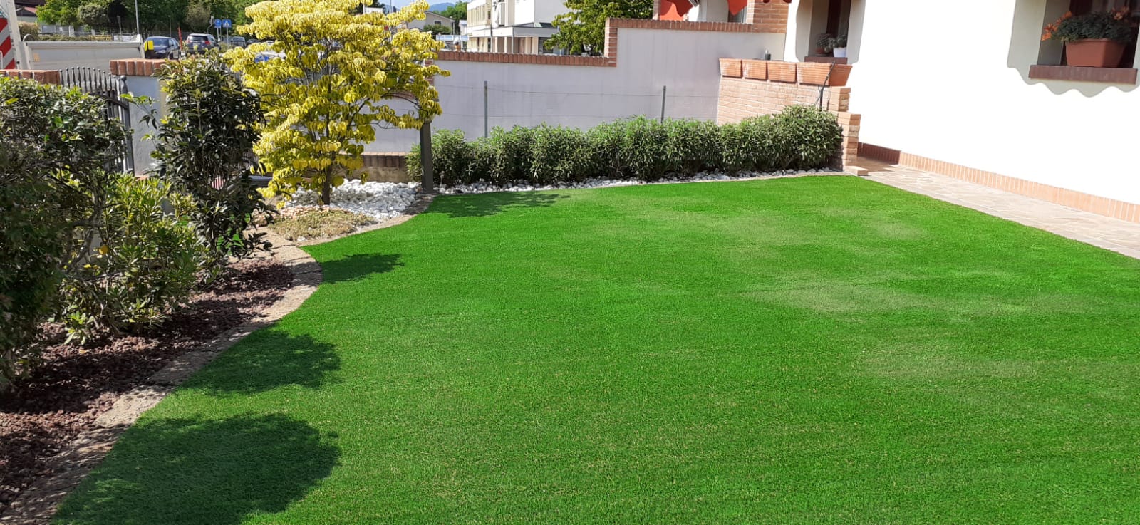 Prato sintetico prima e dopo