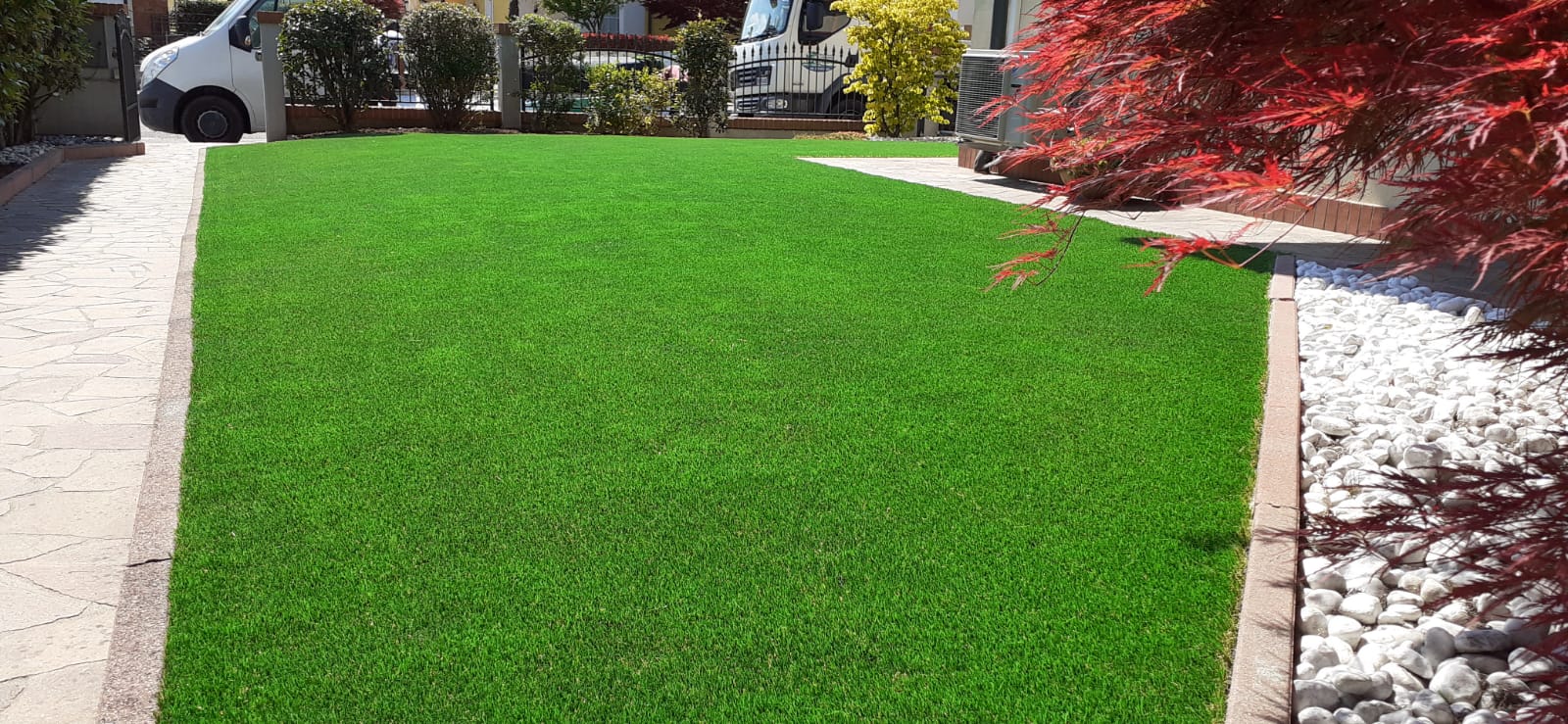 Prato sintetico prima e dopo