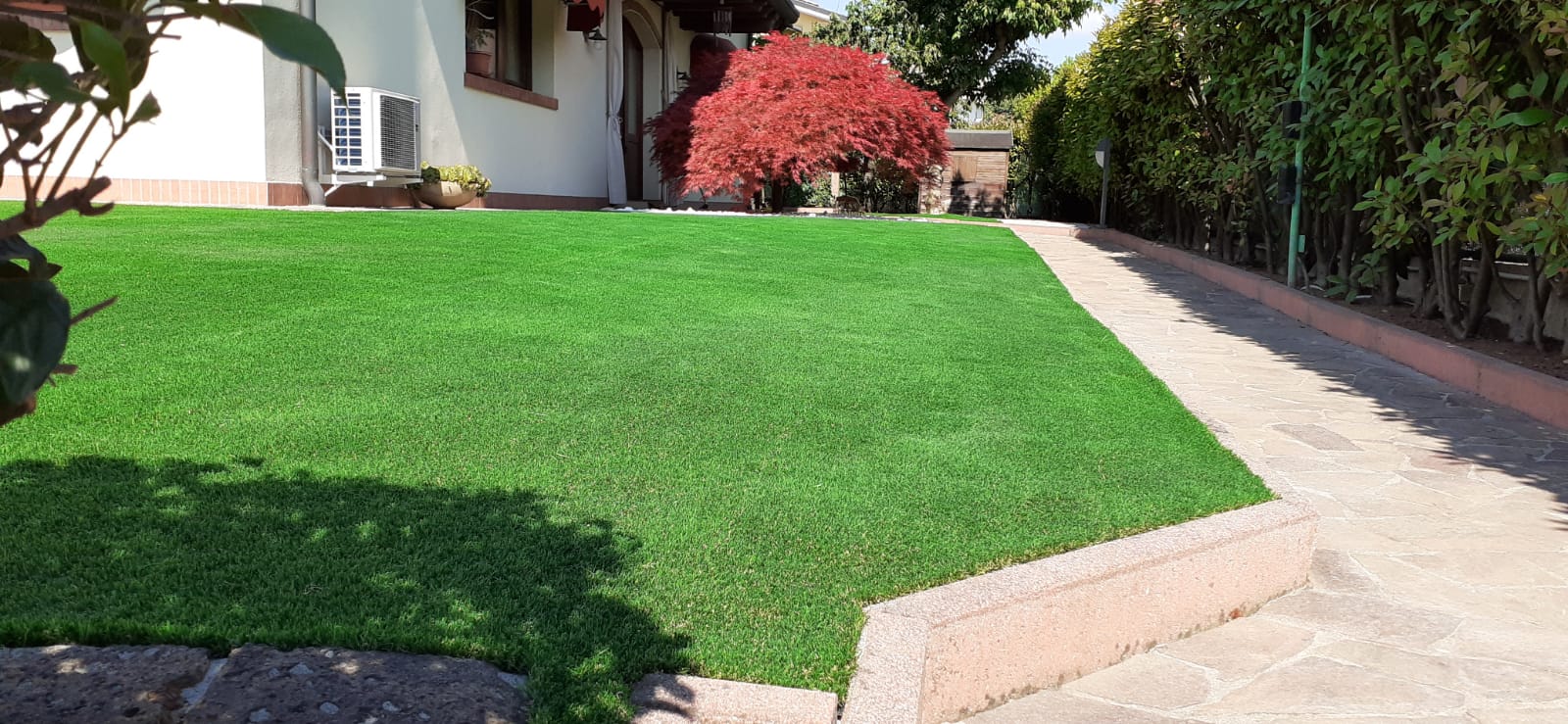 Prato sintetico prima e dopo