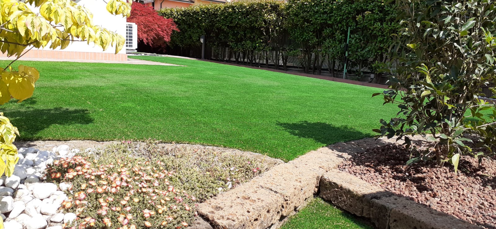 Prato sintetico prima e dopo